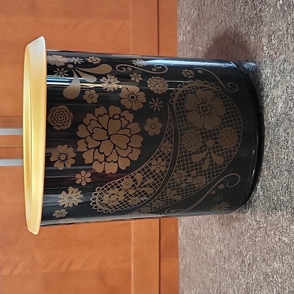 Catrinas One Touch Canister- Tupperware - Picture 3 of 5